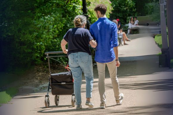 Paris en Compagnie : Favoriser les Liens Sociaux et la Mobilité des Aînés pour un Bien Vieillir