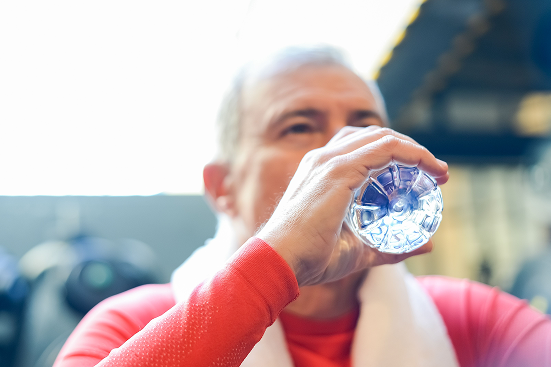 Pourquoi les seniors ressentent moins la soif ?